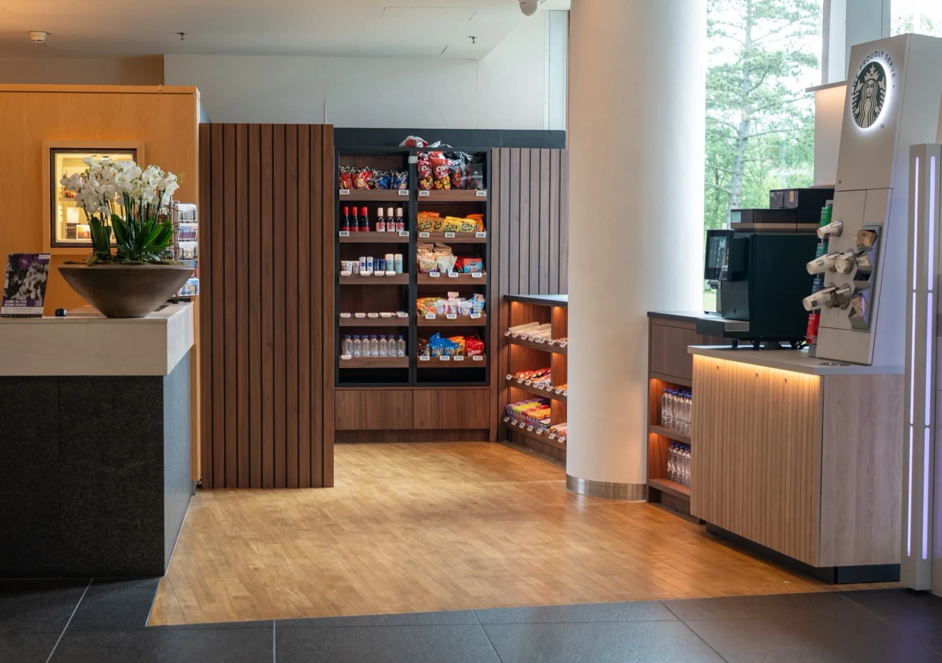 Steigenberger Airport — Schiphol, self-service lobby shop